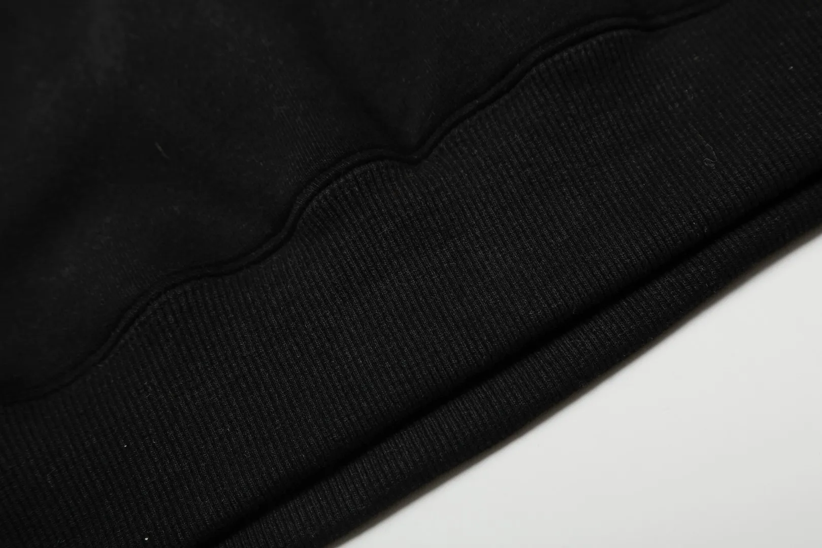 P250 Top quality" Style number: T5007# [Ralph Lauren solid color pony embroidered logo thickened velvet hooded sweatshirt] ✅Ralph Lauren classic basic versatile unisex autumn and winter velvet thickened hooded sweatshirt ✅Pure cotton high-gram velvet thickened fabric The upper body is comfortable and warm ✅The version is restored to the original version The maximum size can be worn up to 180 pounds Loose, comfortable and stress-free ✅The upper body is simple and easy to wear ootd must-have. Good-looking clothes are never picky. A must-have in couples’ wardrobes. Size: S-XL. Color: Black, Gray, Navy Khaki.